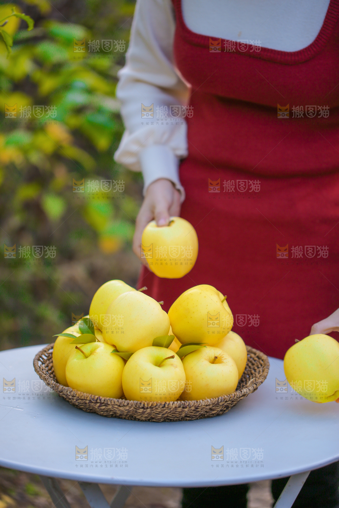 手里拿着黄元帅苹果
