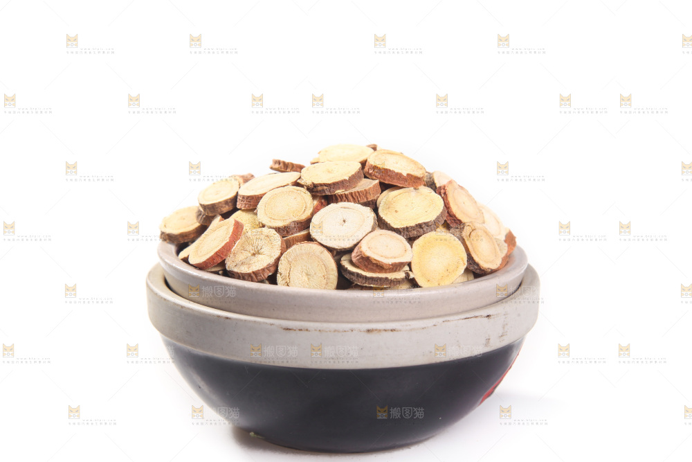 白底上的甘草片