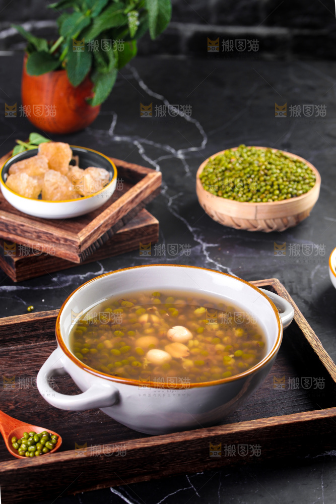深底上的绿豆莲子汤