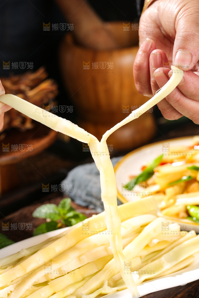 木底上的鲜嫩笋丝