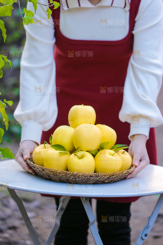 手里拿着黄元帅苹果