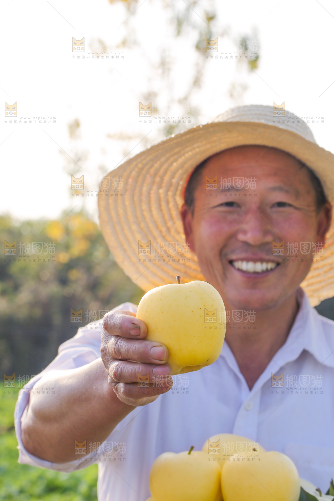 手里拿着黄元帅苹果
