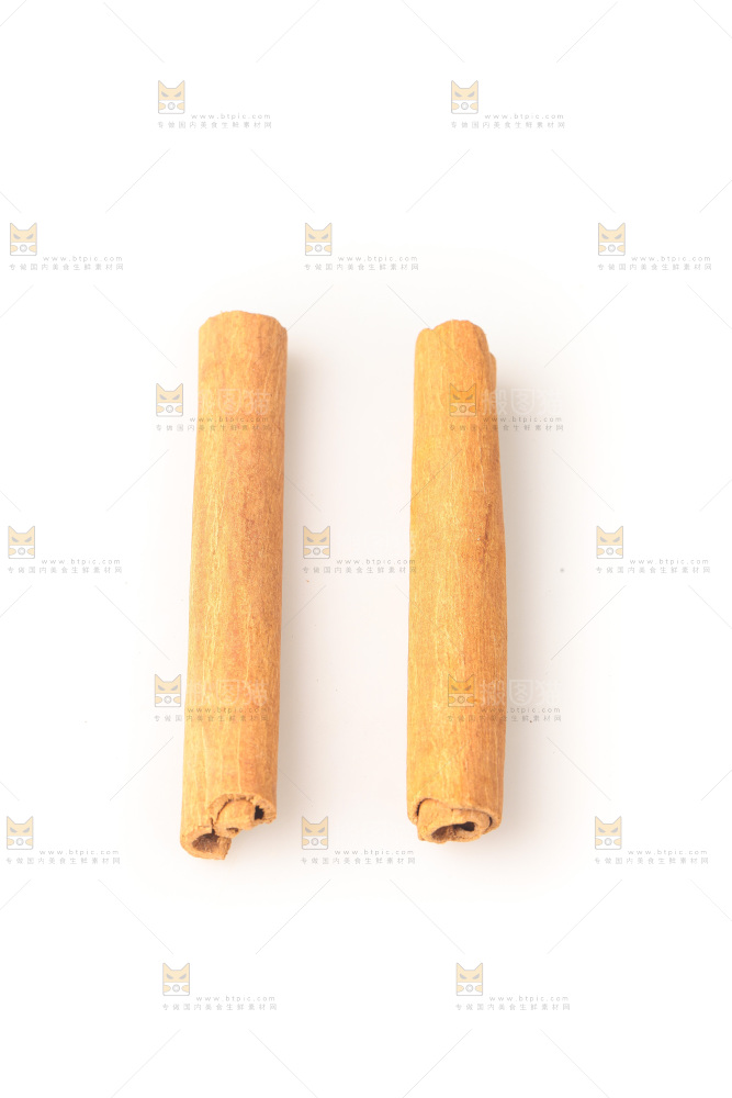 白底上的桂皮
