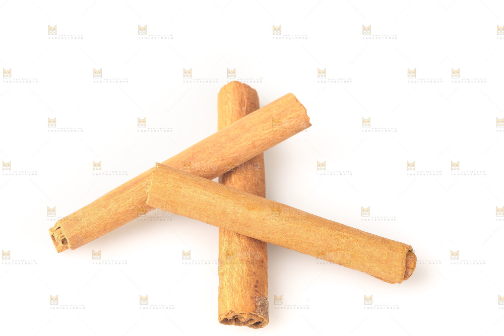 白底上的桂皮