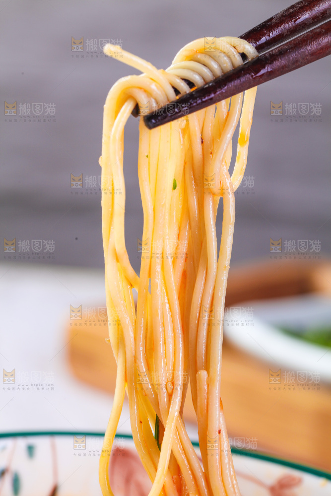 浅底上的凉面
