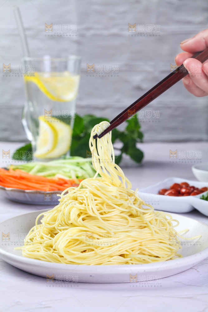 浅底上的凉面