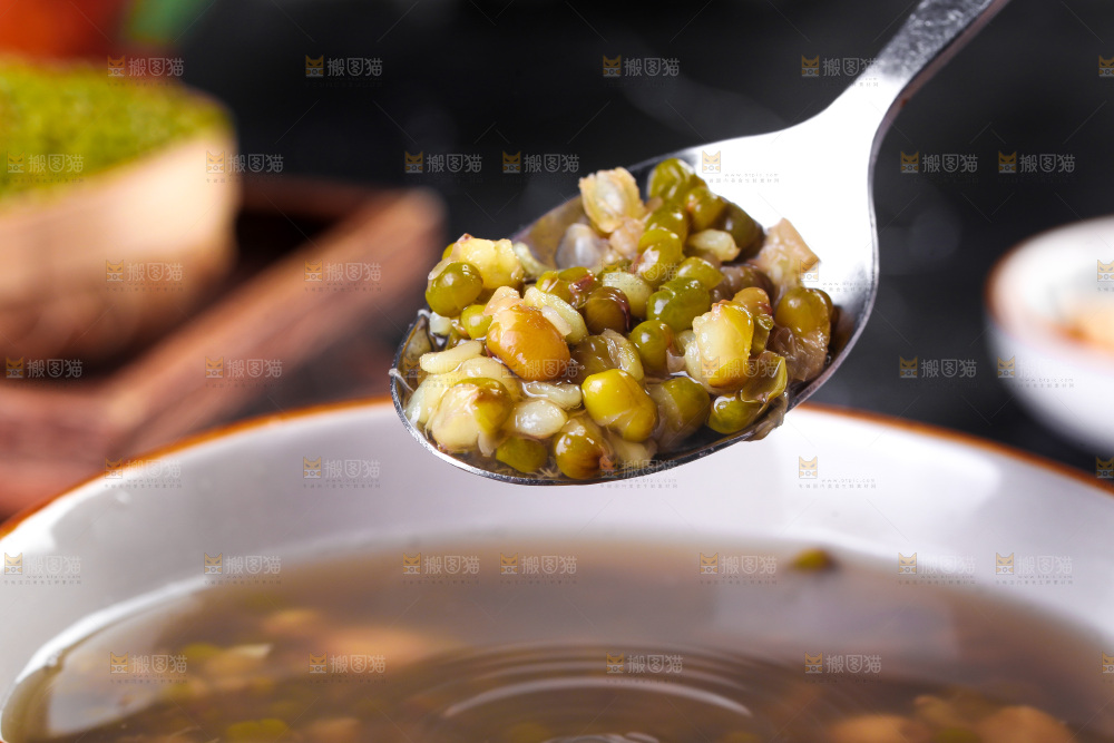 深底上的绿豆莲子汤