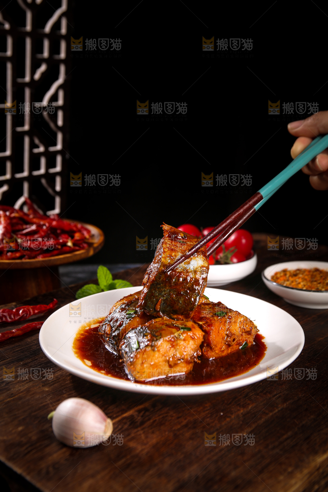 深底上的红烧鲅鱼