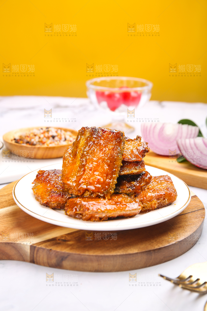 浅底上的红烧带鱼
