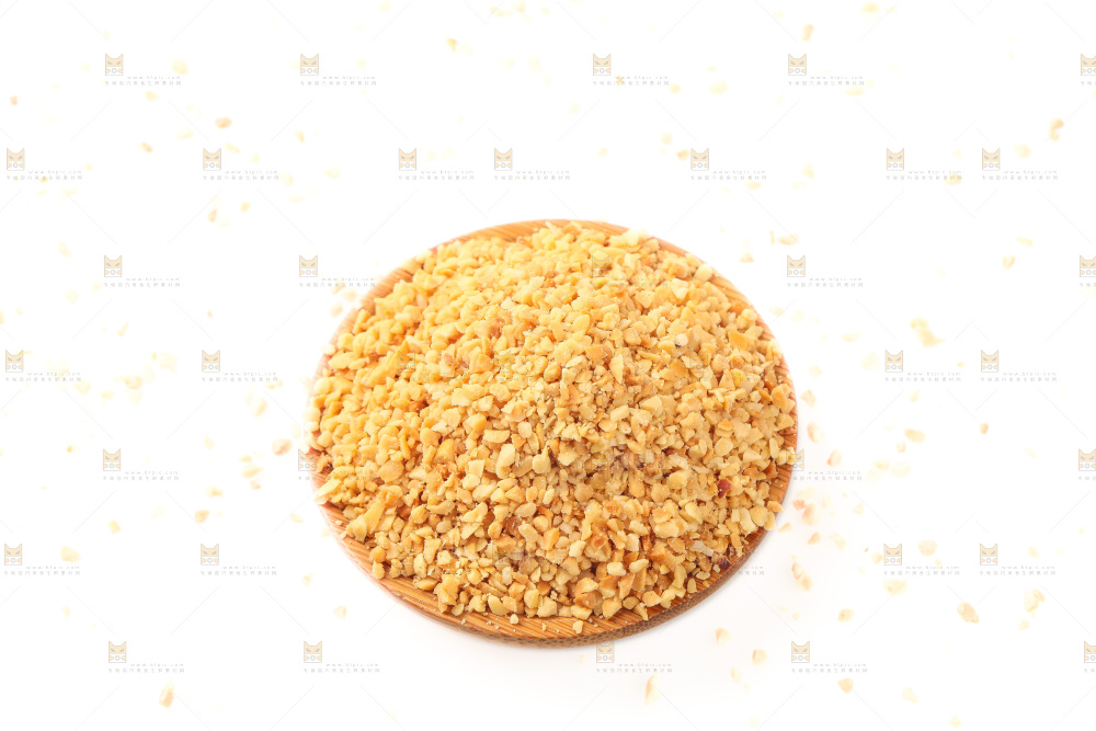 白底上的花生碎