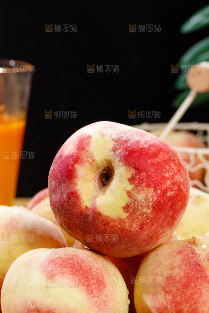 浅底上的金秋红蜜桃