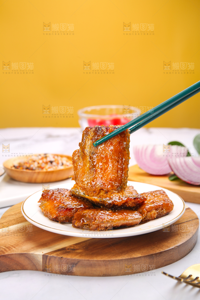 浅底上的红烧带鱼
