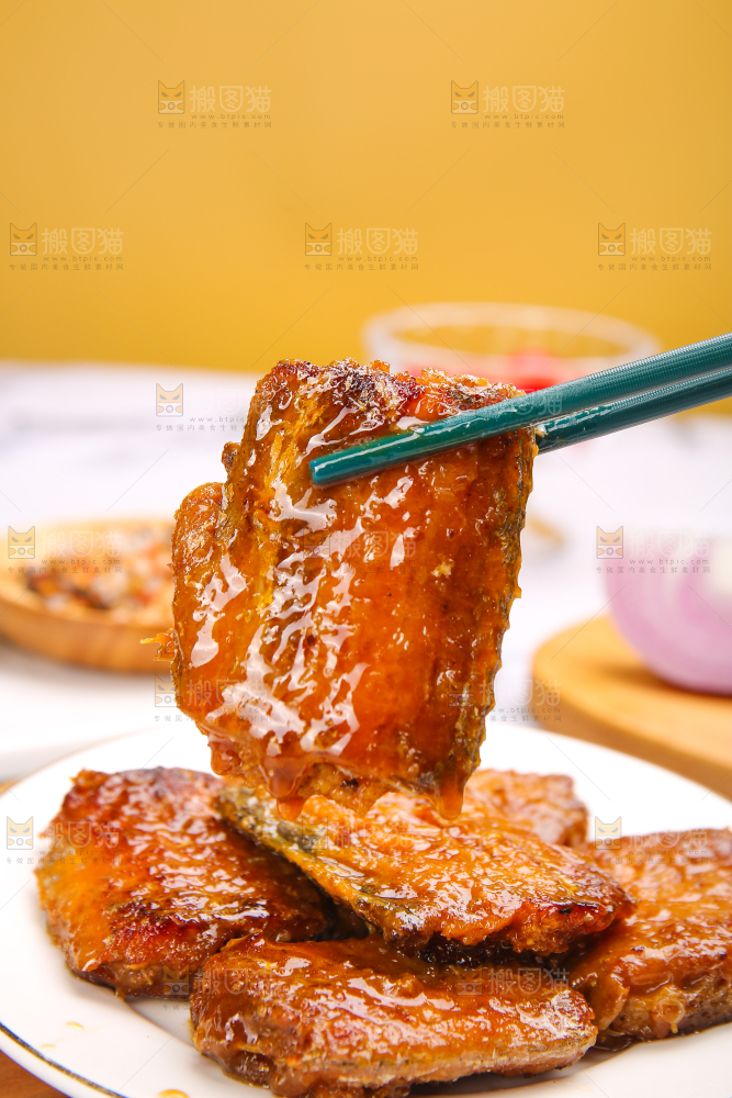 浅底上的红烧带鱼