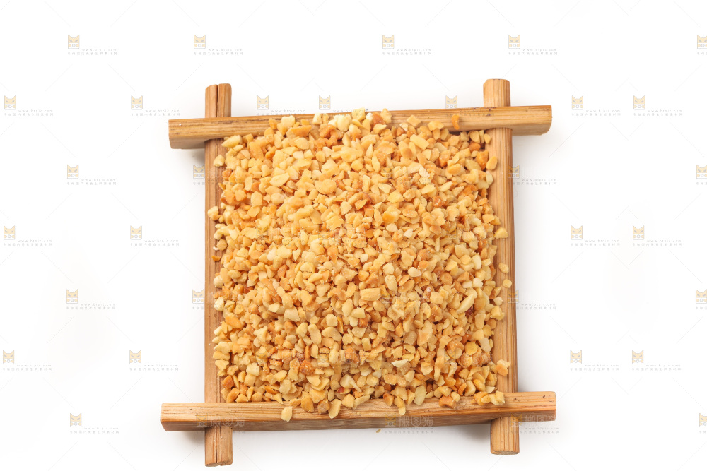 白底上的花生碎
