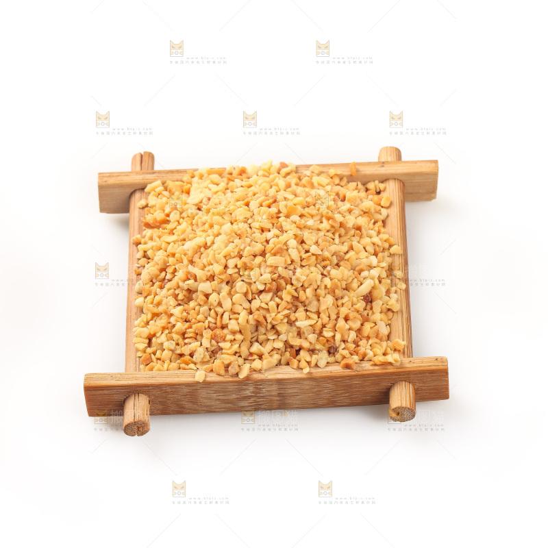 白底上的花生碎