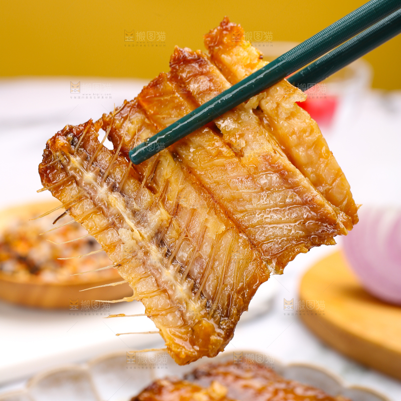 浅底上的红烧带鱼