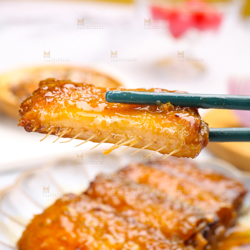 浅底上的红烧带鱼