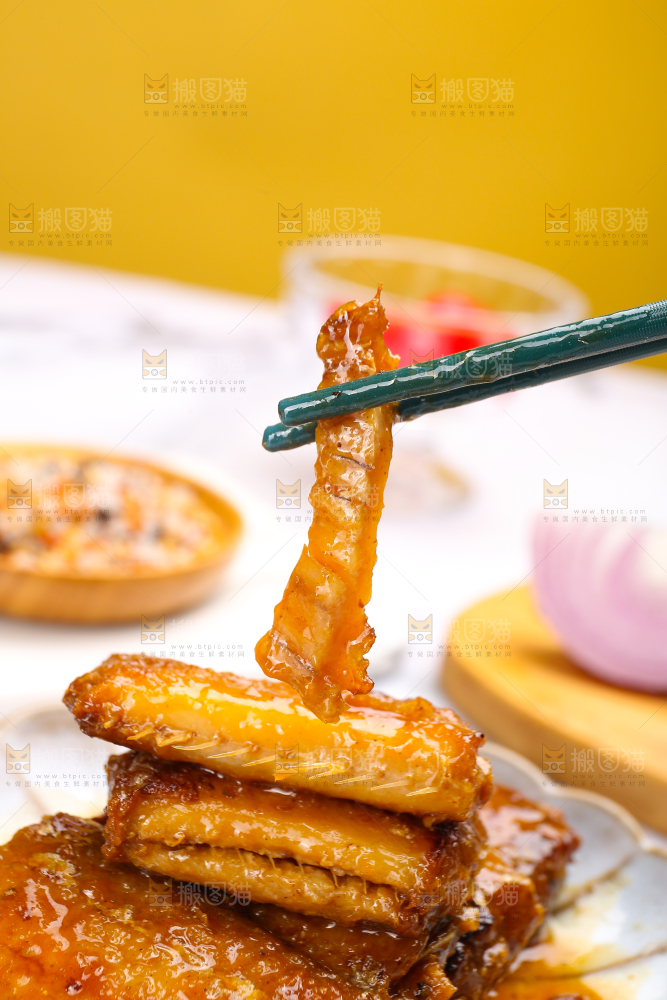 浅底上的红烧带鱼
