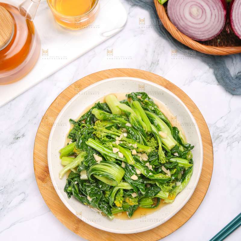 浅底上的清炒菜心