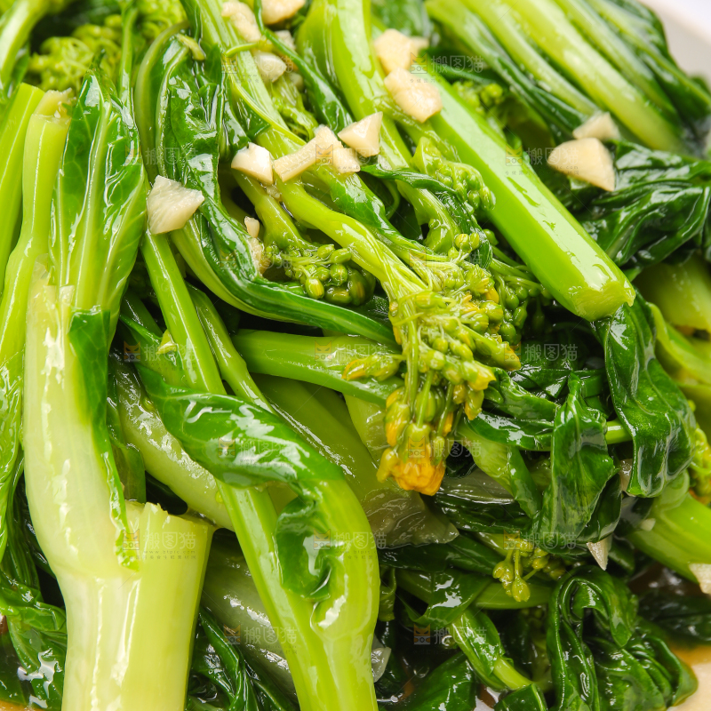浅底上的清炒菜心
