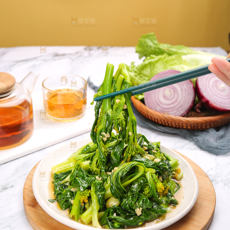 浅底上的清炒菜心