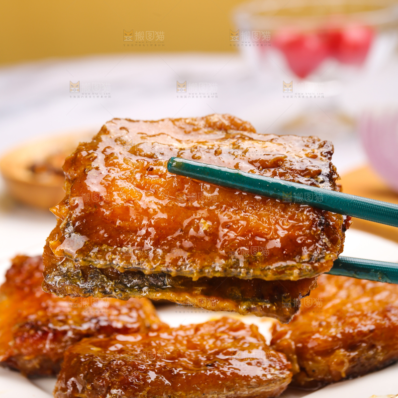 浅底上的红烧带鱼