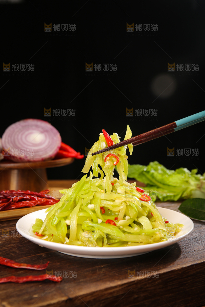 深底上的清炒莴笋丝