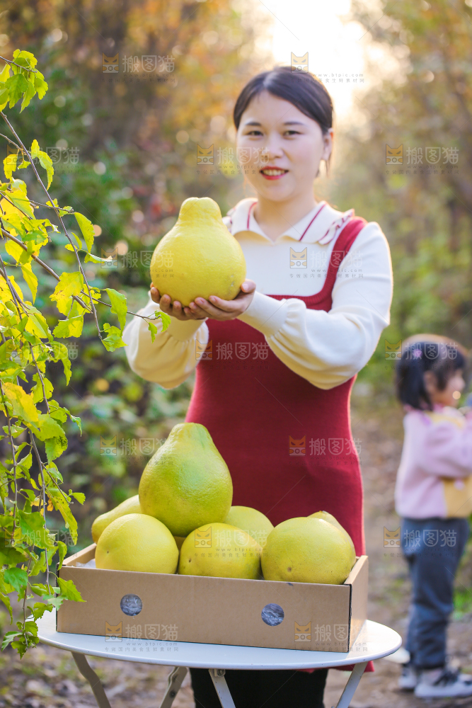手里拿着沙田柚