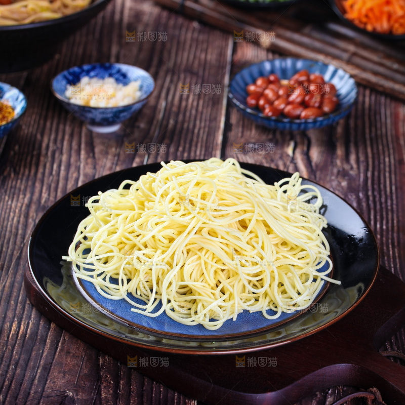 深底上的凉面