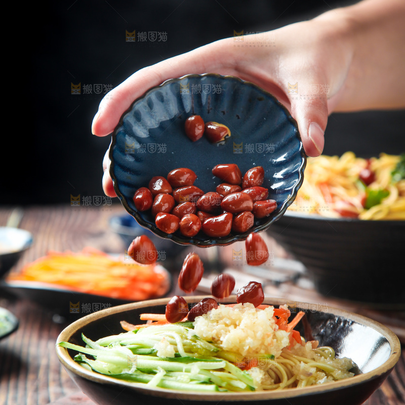 深底上的凉面