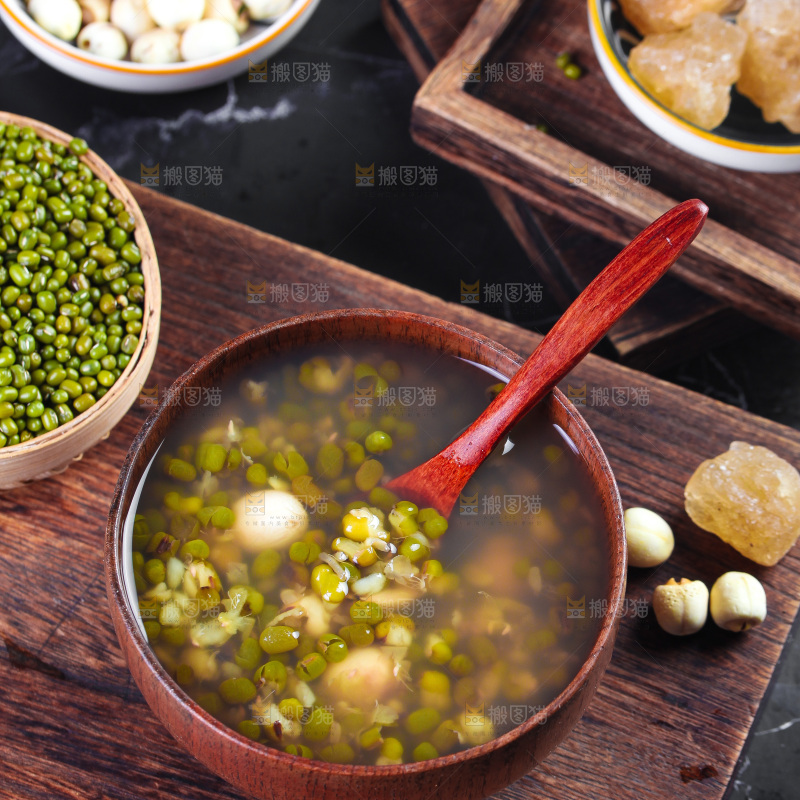 深底上的绿豆莲子汤