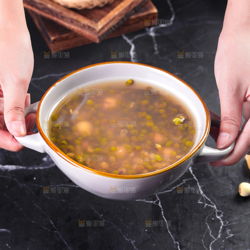深底上的绿豆莲子汤