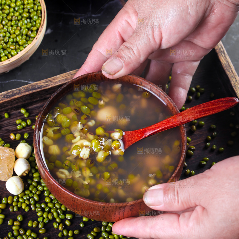深底上的绿豆莲子汤