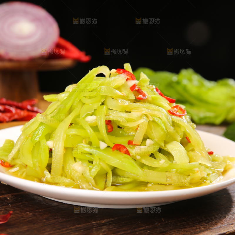 深底上的清炒莴笋丝