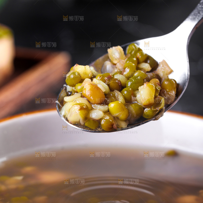 深底上的绿豆莲子汤