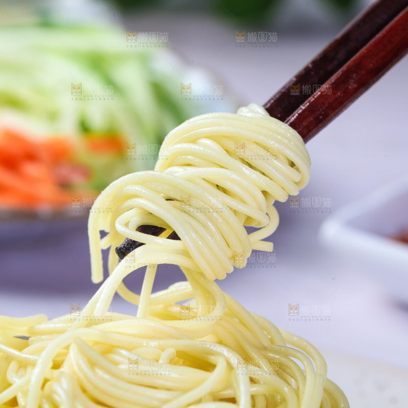 浅底上的凉面