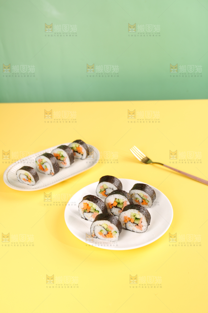 浅底上的寿司卷
