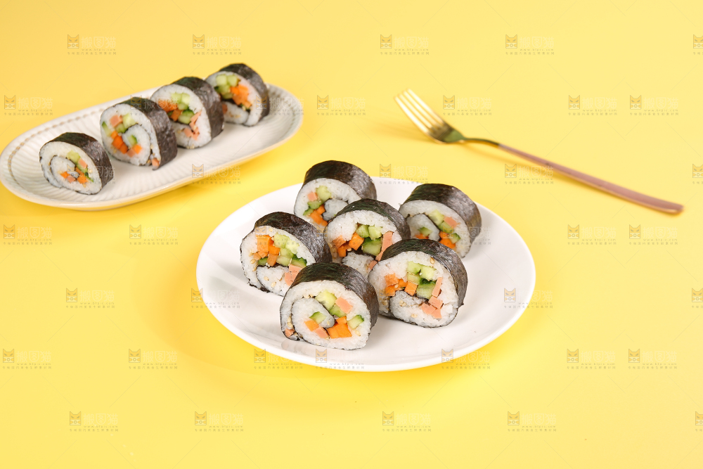 浅底上的寿司卷