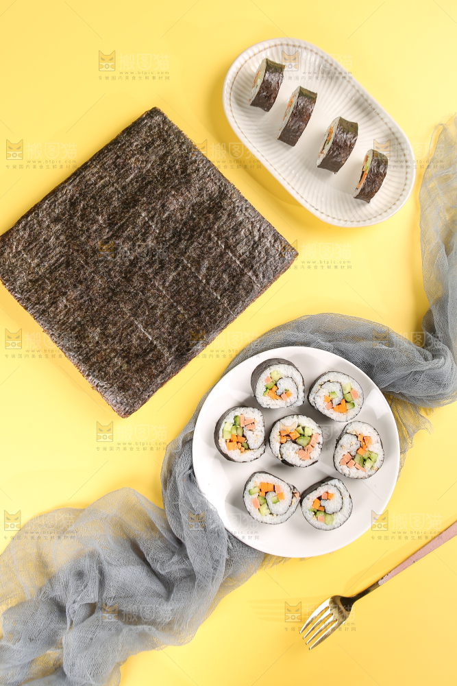 浅底上的寿司卷