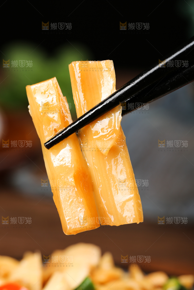 深底上的炒酸辣笋