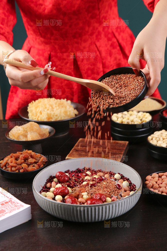 深底上的腊八粥食材