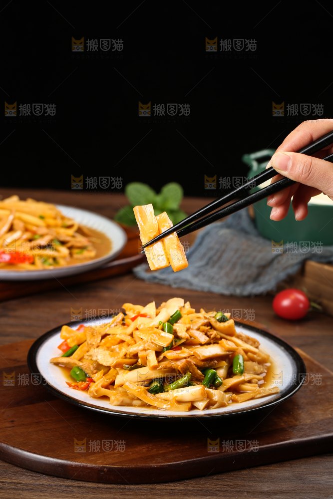 深底上的炒酸辣笋