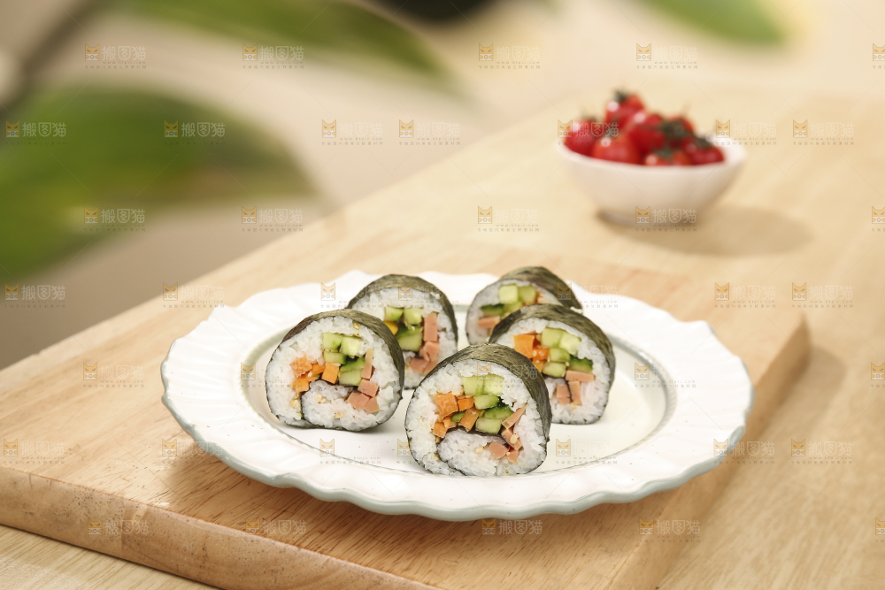 浅底上的寿司卷