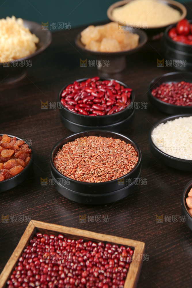 深底上的腊八粥食材