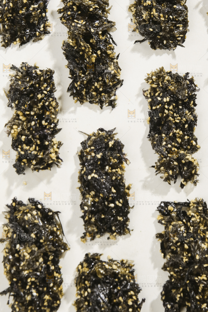 白底上的海苔碎