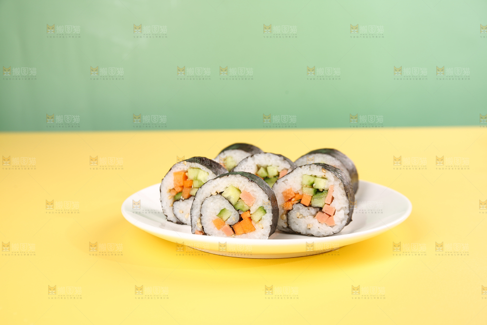 浅底上的寿司卷
