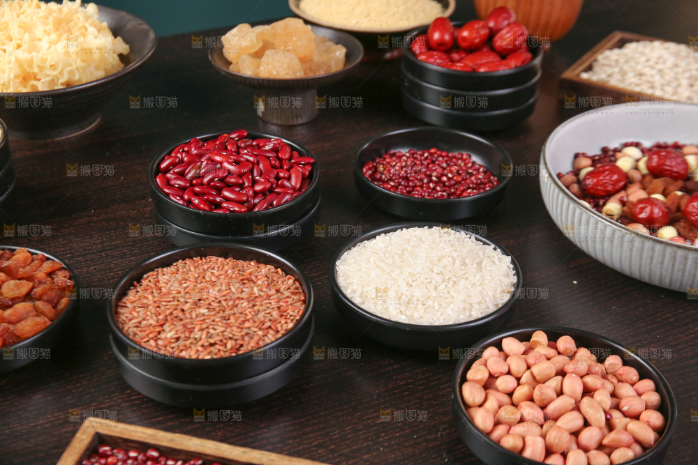 深底上的腊八粥食材