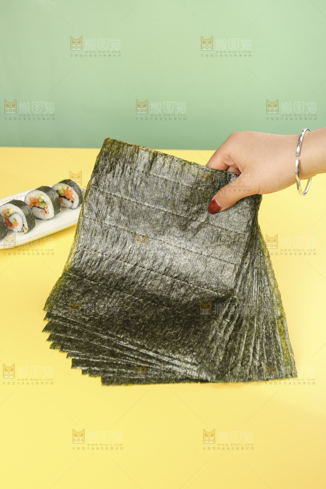 浅底上的海苔卷