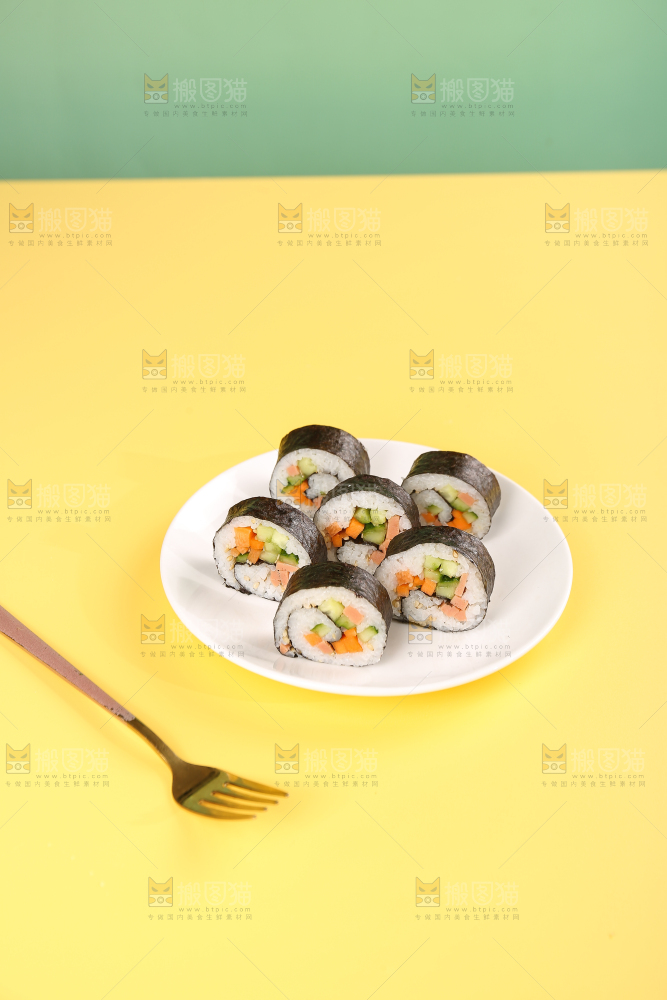 浅底上的寿司卷