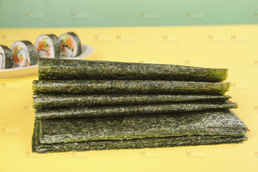 浅底上的海苔卷